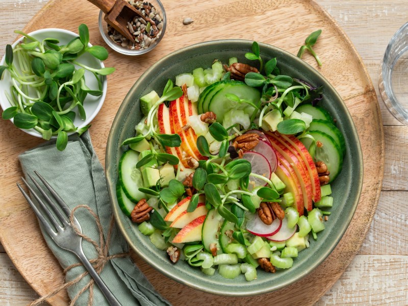 Tazón con ensalada de pepino y manzana