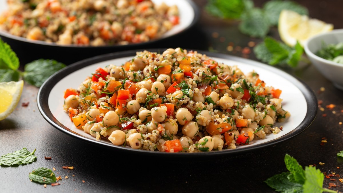 Un tazón de ensalada tailandesa de quinoa con garbanzos y verduras.