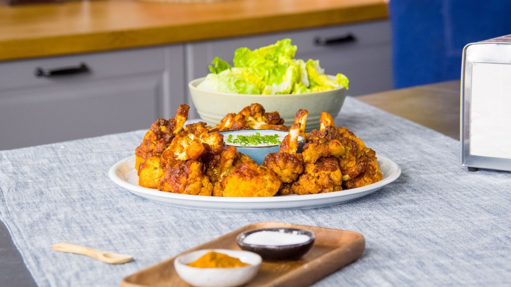 Bocadillos picantes sin carne: alitas de coliflor estilo búfalo con aderezo ranch