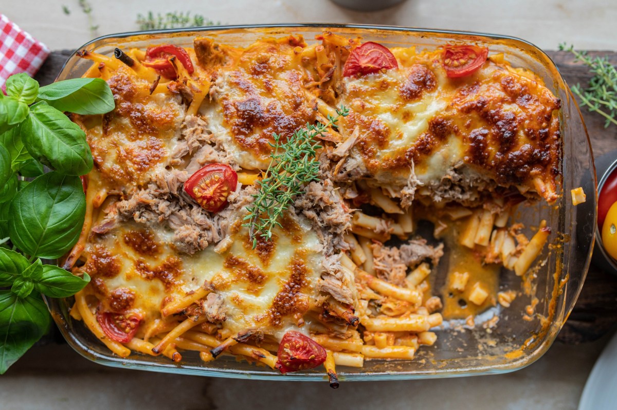 Cazuela de macarrones con atún en la fuente para horno.