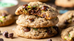 Una pila de galletas de avena y calabacín.