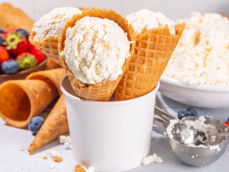 Varias bolas de helado de requesón en barquillos en un vaso.