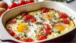 Fuente de horno con huevos con feta.