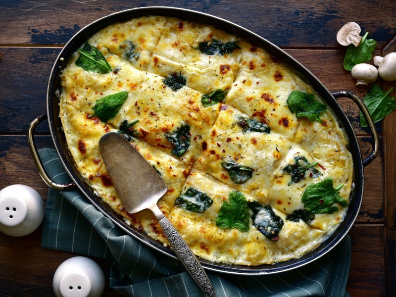 Una lasaña de pollo y espinacas con queso.