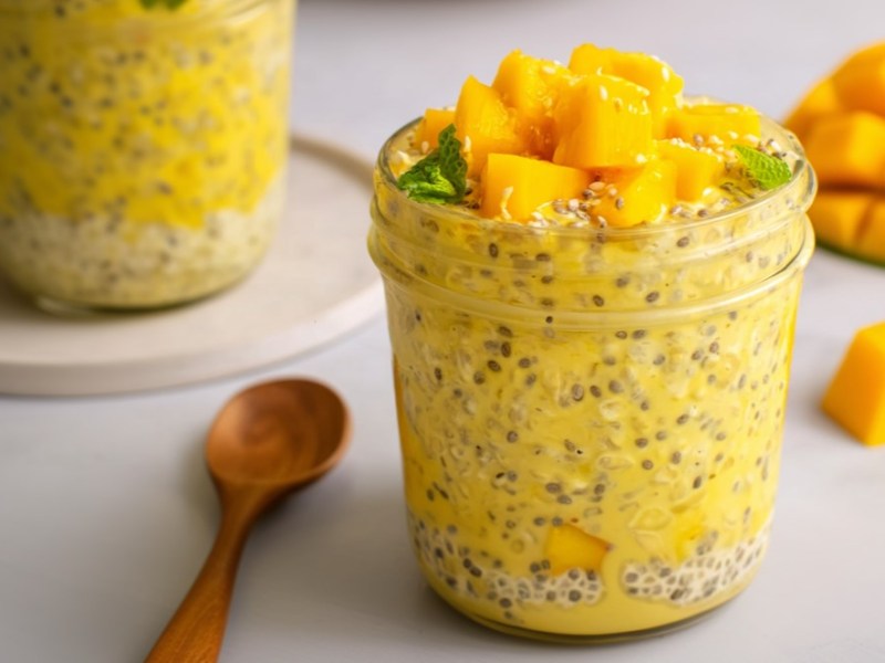 Dos frascos de mango overnight oats.