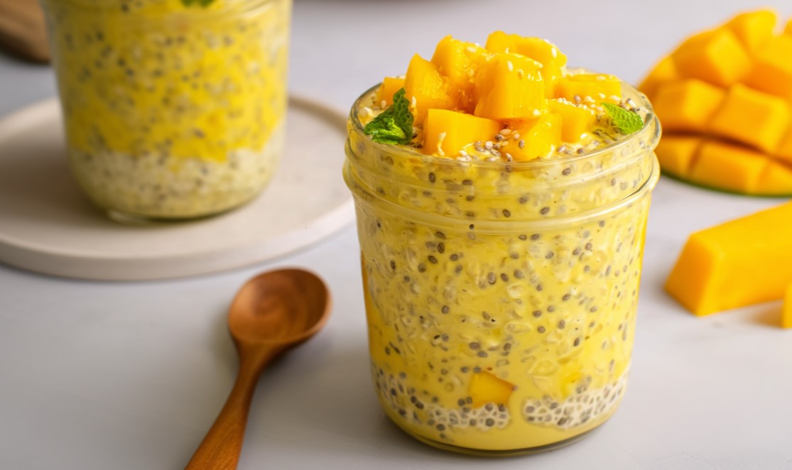 Dos frascos de mango overnight oats.