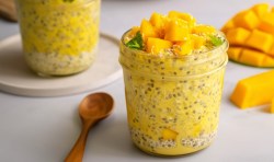 Dos frascos de mango overnight oats.