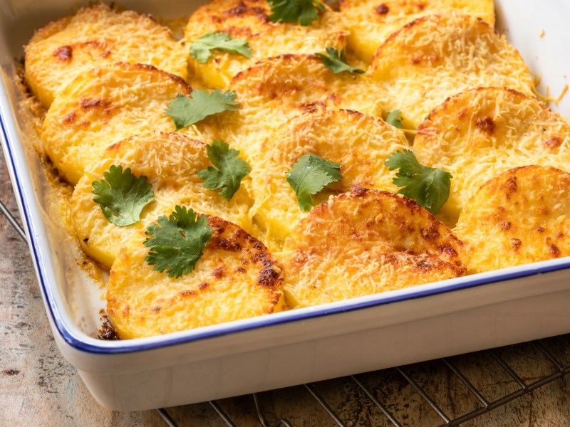 Ñoquis a la romana en una fuente para horno, adornados con un poco de cilantro.