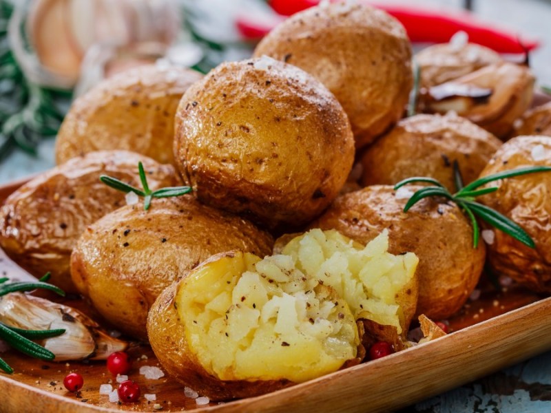 Te encantará esta receta de papas al ajillo con limón al horno