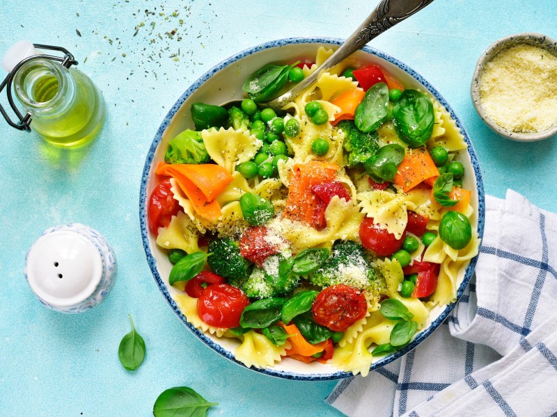 Plato de Pasta Primavera sobre fondo azul