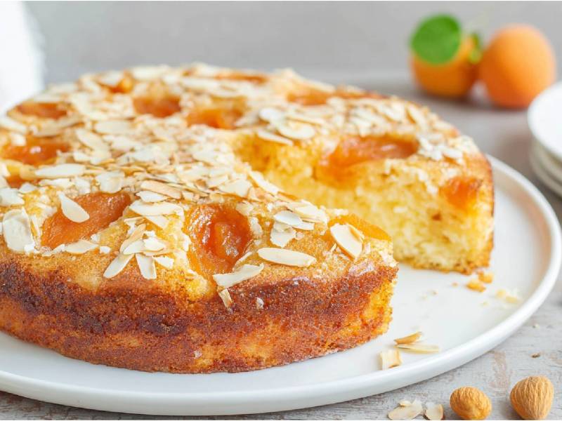 Pastel de albaricoque y almendra cortado en un plato