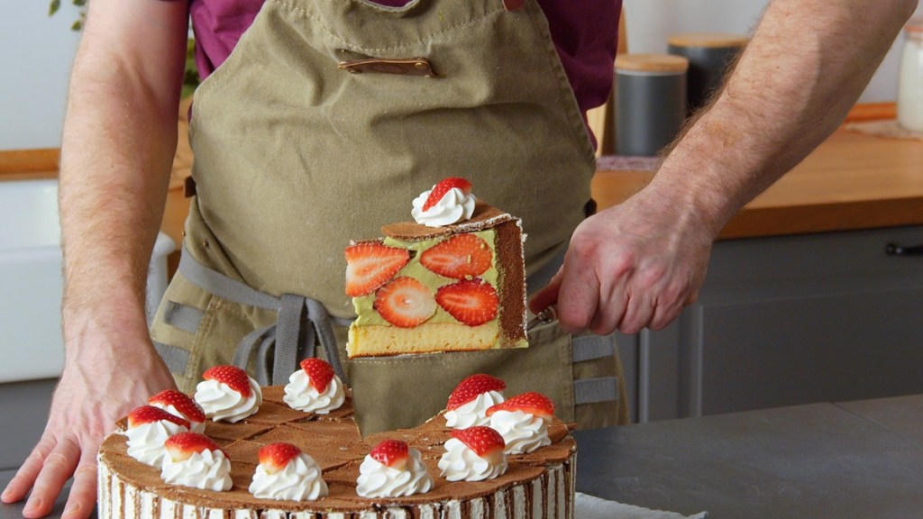 Este pastel de bizcochos de chocolate, matcha y fresas es un sueño hecho realidad