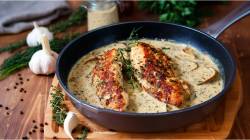 Sartén con pechuga de pollo en salsa de hierbas