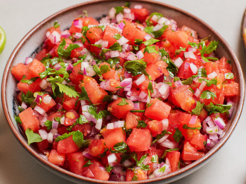 Un tazón con salsa de sandía.