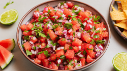 Un tazón con salsa de sandía.
