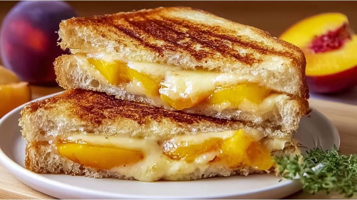 Plato con dos sándwiches de queso a la parrilla con melocotón