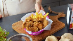 Setas ostra empanizadas con papas fritas en un bol.