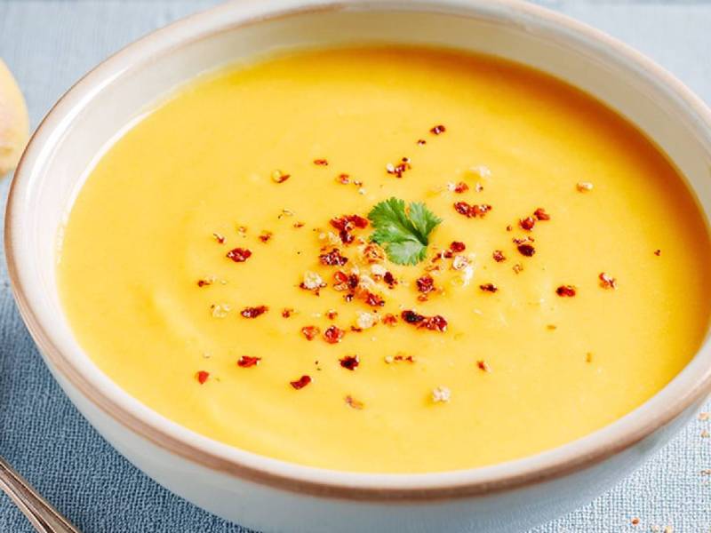 Plato con una porción de crema de mango y coco