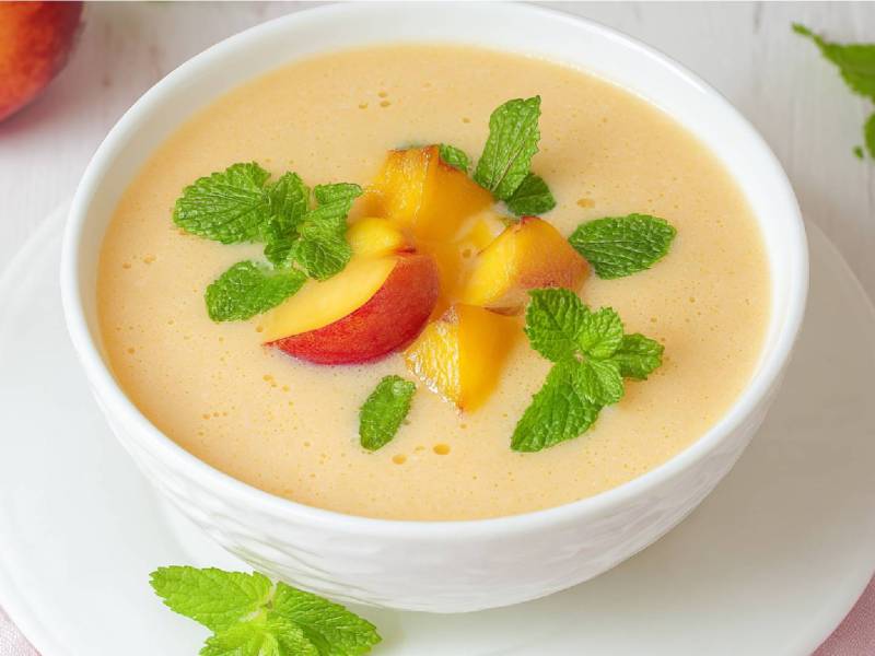 Tazón con sopa fría de durazno