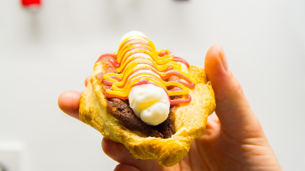 Este hot dog en croissant te sorprenderá